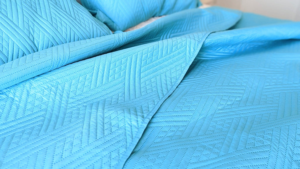 Gentle Wave Turquoise Teal Blue Lagoon Lightweight Quilted Bedspread Set