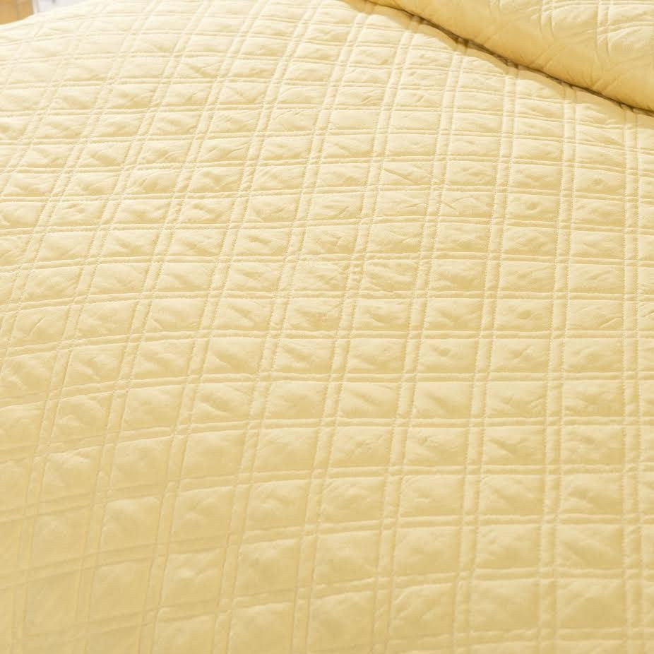 Buttercup Puffs Yellow Diamond Matelasse Scalloped Quilt Set