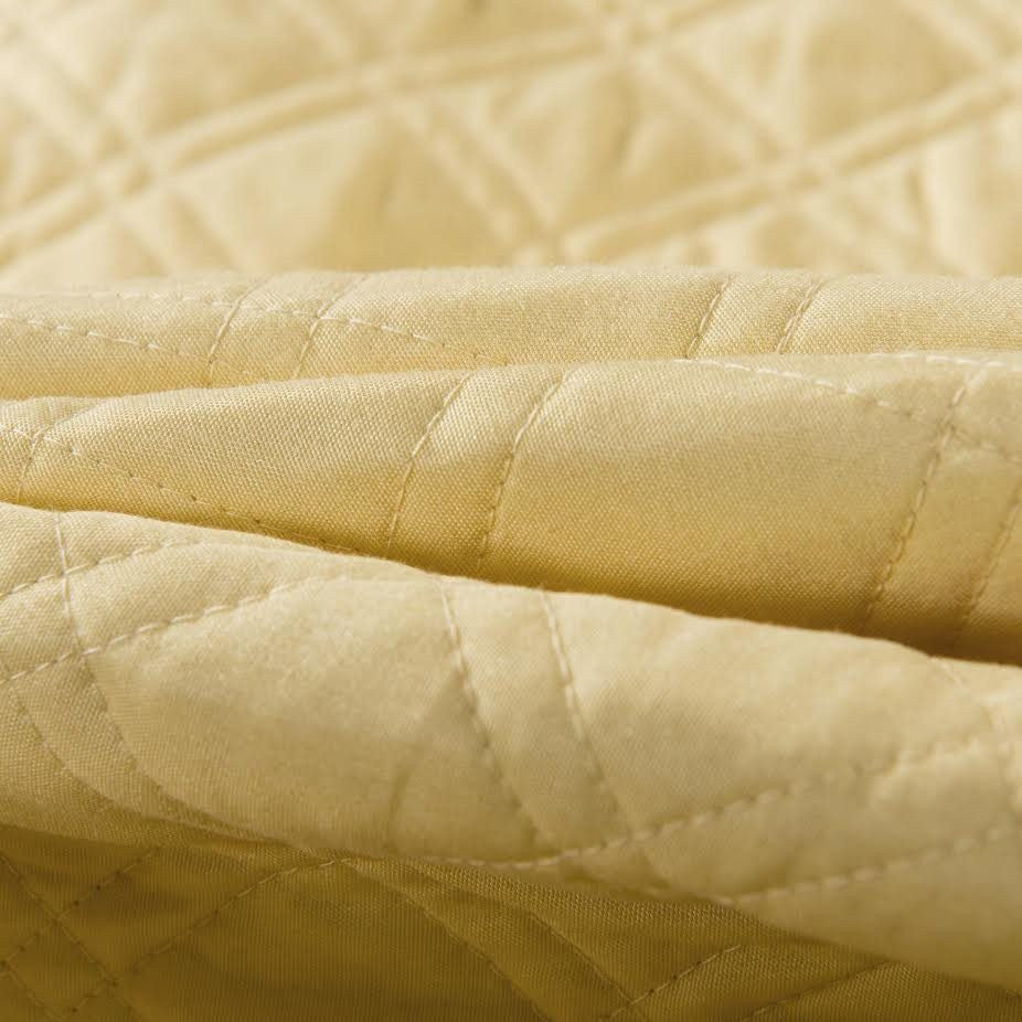 Buttercup Puffs Yellow Diamond Matelasse Scalloped Quilt Set