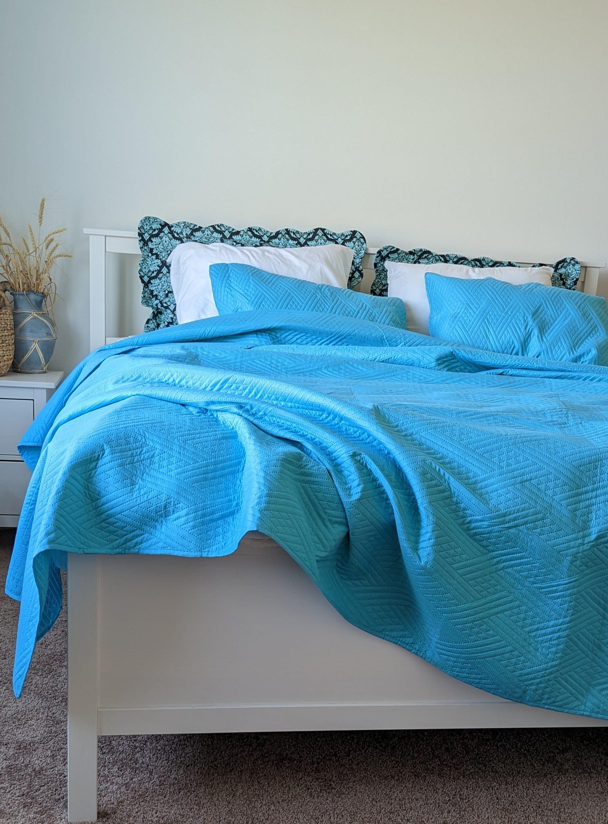 Gentle Wave Turquoise Teal Blue Lagoon Lightweight Quilted Bedspread Set